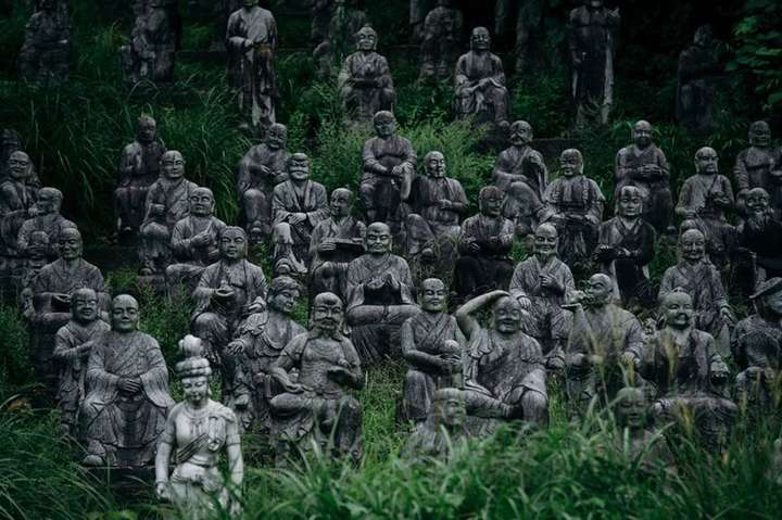 Моторошне японське село, де «живуть» лише одні статуї