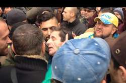 У Києві під судом радник Авакова Шкіряк отримав на горіхи від розгніваної юрби