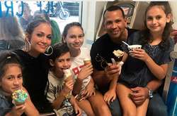 Дженнифер Лопес и Алекс Родригес сходили поесть мороженое с детьми