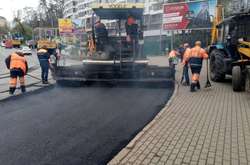 Комунальники обіцяють цілодобово класти асфальт на вулицях Києва