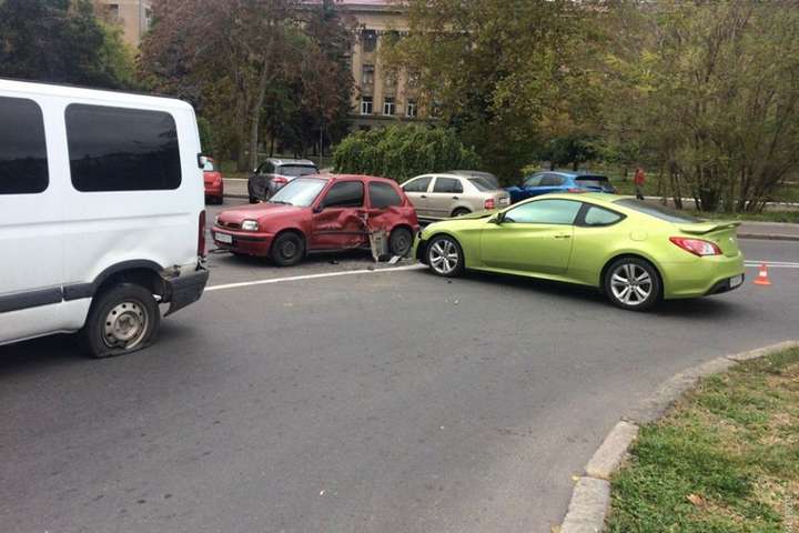 В Одесі водійка спорткара влаштувала ДТП з п'ятьма автомобілями