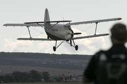 У Росії літак впав між будинками: загинув пілот