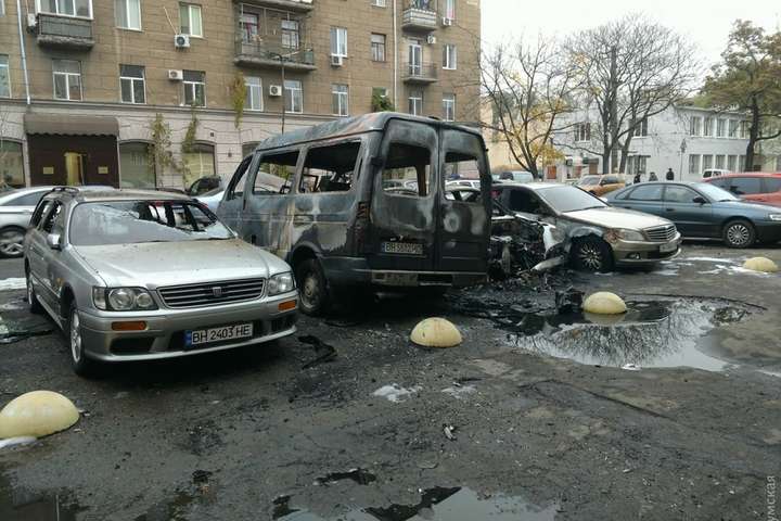 За ніч у Одесі невідомі спалили 17 автомобілів