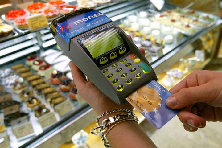 В Україні зростає відсоток сплати картою замість готівки