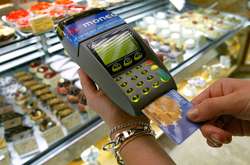 В Україні зростає відсоток сплати картою замість готівки