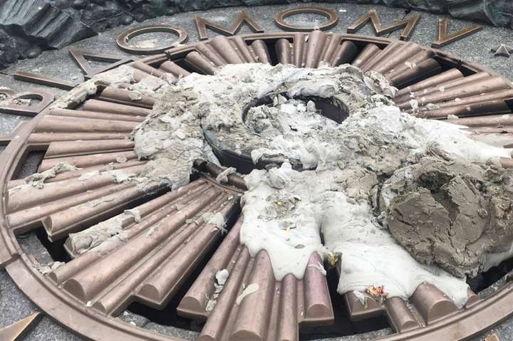 Появились новые фото изувеченного Вечного огня в Киеве