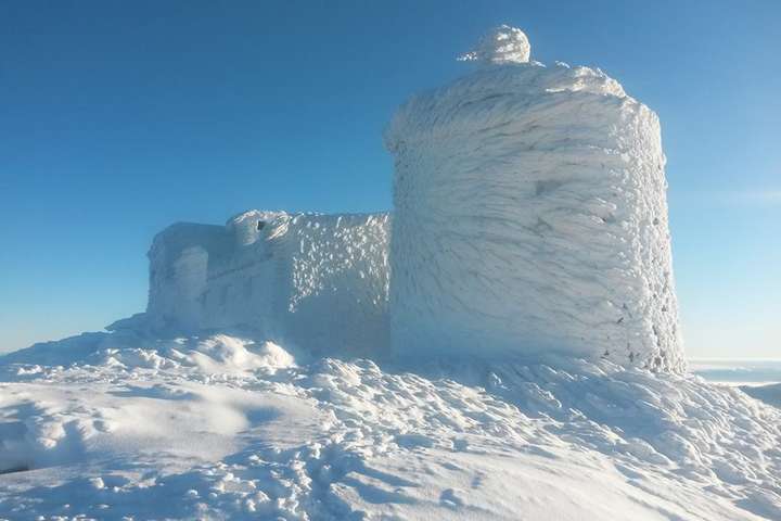 Соцсеть впечатлили фото «обсерватории-снеговика» в Карпатах