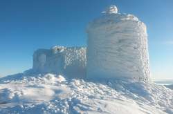 Соцсеть впечатлили фото «обсерватории-снеговика» в Карпатах