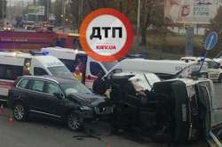  У Києві на Богатирській перекинулася маршрутка