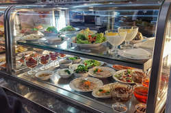 Тигрові креветки та качина грудка: у ЗМІ з’явилися фото меню Ради з цінами