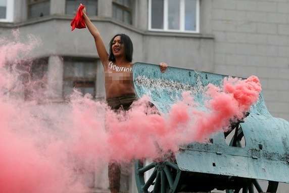 Оголена активістка Femen вилізла на пам’ятник на Арсенальній (фото)