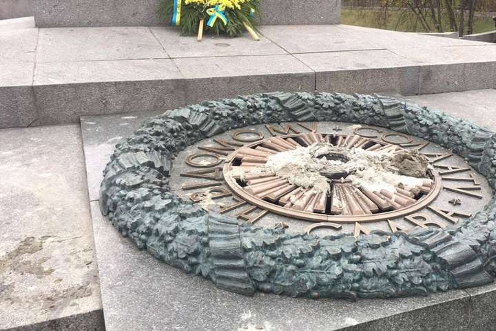 Полиция Киева ищет «цементных вандалов» из парка Славы
