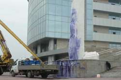 У Росії бойовик, який воював за «ДНР», намагався спалити пам’ятник Єльцину