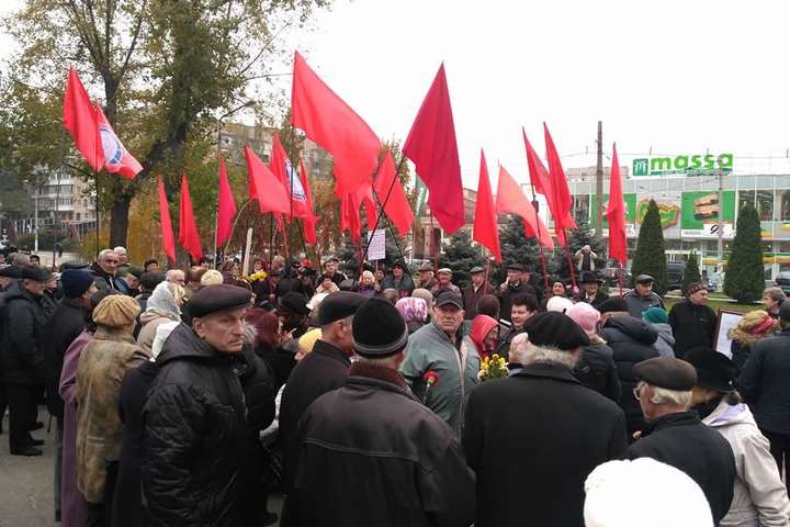 Запорізькі пенсіонери «сумують» за комунізмом: декілька сотень чоловік влаштували мітинг біля пам’ятника Жовтневої революції