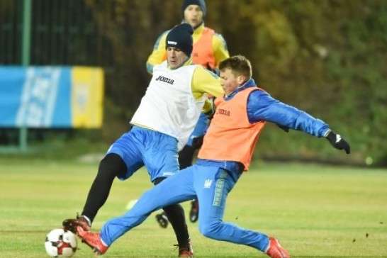 Як збірна України проводила відкрите тренування перед матчем зі Словаччиною (фото)
