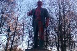 Памятник Ленину в Петербурге «покраснел» (фото)