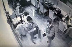 В киевском кафе обчистили друга экс-министра: видео с камер наблюдения