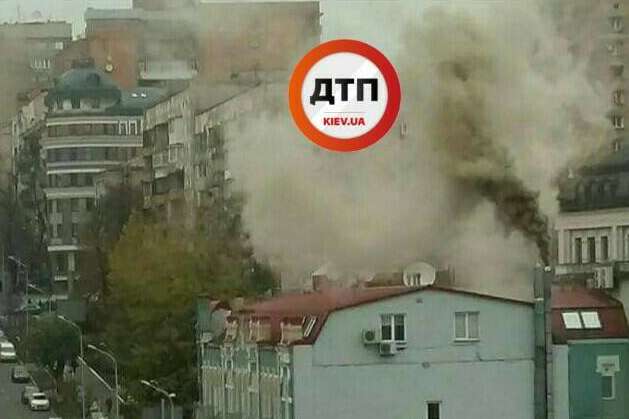 У центрі Києва велика пожежа: перекрито низку вулиць (оновлено)