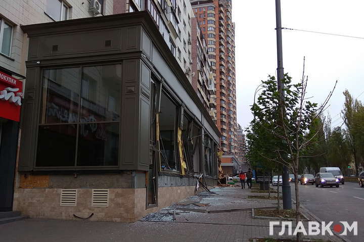 У центрі Києва за лічені хвилини невідомі рознесли меблевий магазин (фото, відео)