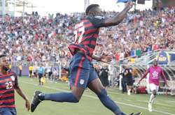 У США у перерві футбольного матчу сталася велика бійка фанатів і футболістів (відео)