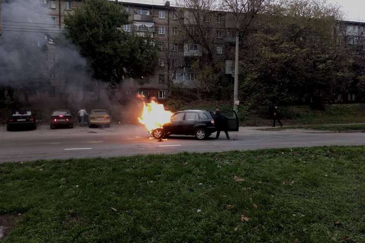 У Запоріжжі посеред дороги загорівся автомобіль (ФОТО)