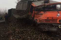 Під Харковом зіткнулися дві вантажівки та легковик