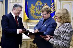 Порошенко вручив Жемчугову ключі та ордер на квартиру