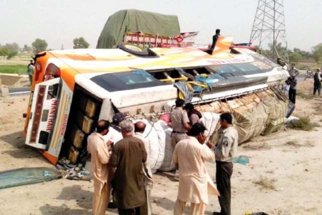 У Пакистані пасажирський автобус впав з мосту: загинули 24 людини