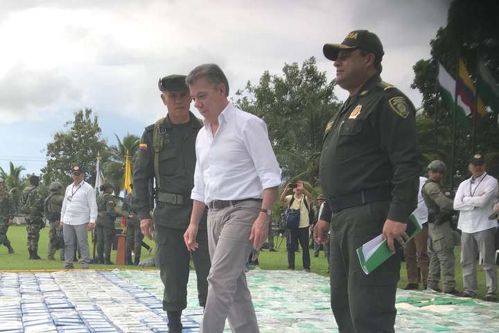 Президент Колумбії сфотографувався на фоні 12 тонн кокаїну