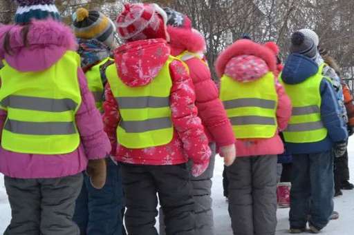 Вісім тисяч світловідбиваючих жилетів отримають маленькі школярі в Україні