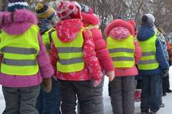 Вісім тисяч світловідбиваючих жилетів отримають маленькі школярі в Україні