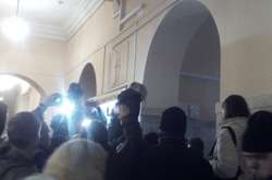 У КМДА увірвалися близько сотні протестувальників і побилися з поліцією
