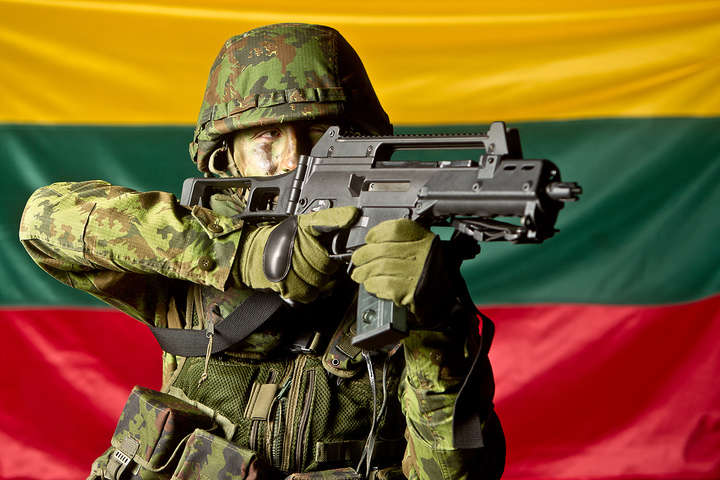 Литва і далі надаватиме Україні летальну зброю