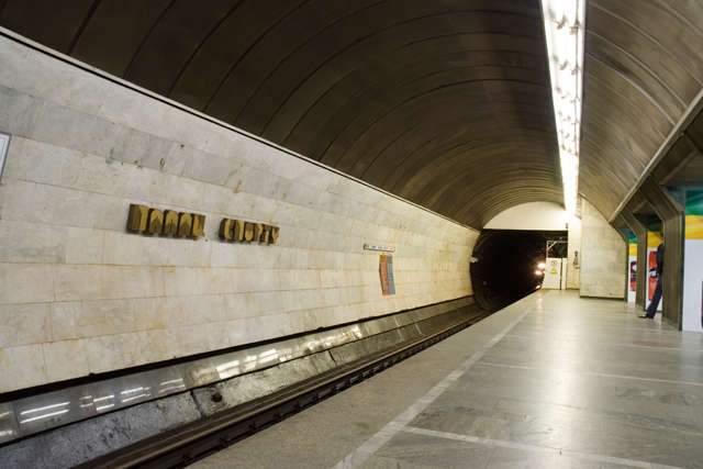 Станцію  метро «Палац спорту» закрили через повідомлення про вибухівку