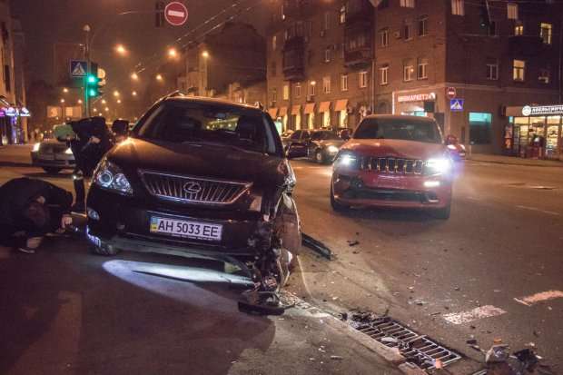 У центрі Києва не розминулися дві елітні автівки: опубліковано фото