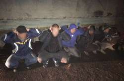 На Закарпатті правоохоронці затримали 12 чоловіків, які розпилювали обладнання винзаводу