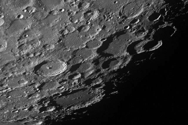 Можна розгледіти кожен кратер: NASA представило високоякісне фото Місяця