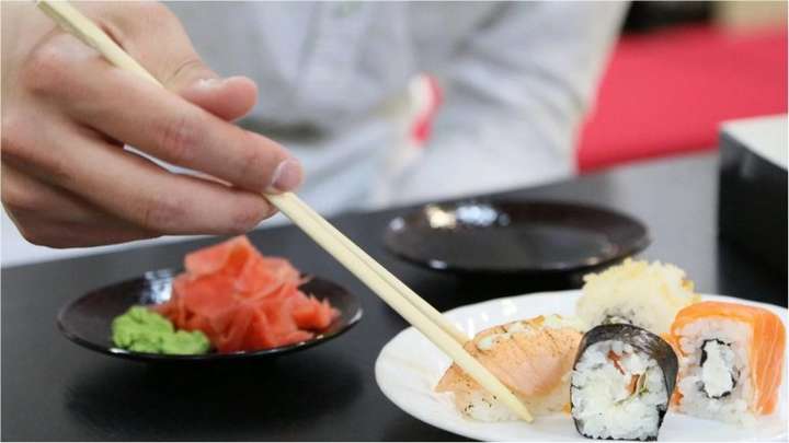 З’їли суші і опинились в лікарні: сім’я у Запорізькій області отруїлась японською їжею