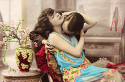 Как правильно романтично целоваться: французские открытки 1920-х годов