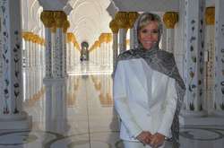 Босая, в платке и строгом костюме. Первая леди Франции удивила стильным образом