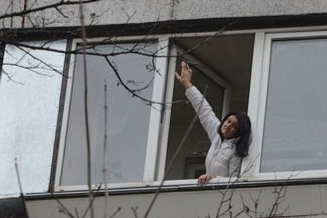 У Києві жінка впіймала сусіда, який випав з вікна дев'ятого поверху