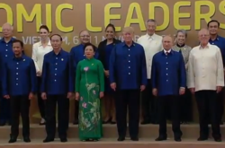 Секундная встреча: Трамп и Путин оказались рядом на фотосессии АТЭС (видео)