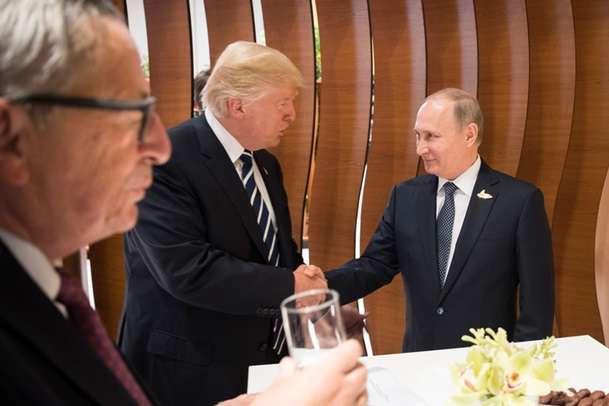 Трамп знайшов кілька секунд для Путіна у В'єтнамі