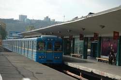 На червоній гілці столичного метро на колії впала людина