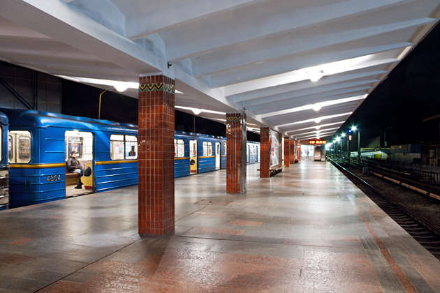 ЧП в киевском метро: пассажир упал на рельсы