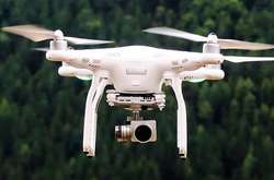   Квадрокоптер – це безпілотний вертоліт з декількома двигунами і пропелерами, яким управляють за допомогою пульта. Зазвичай оснащений відеокамерою.  
   