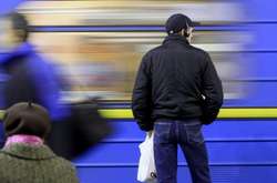 Чоловік, який впав на колії на станції метро «Дарниця», загинув