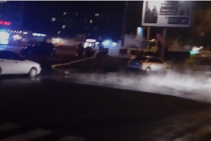 У столиці на Солом’янці прорвало теплотрасу: вулицю заливає окропом