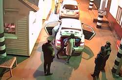  Українка намагалася сховатися під купою одягу 