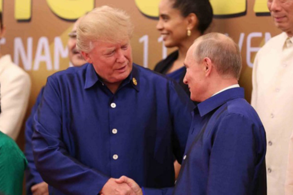 На саміті у В'єтнамі Трампа і Путіна розсадили в різні кінці столу